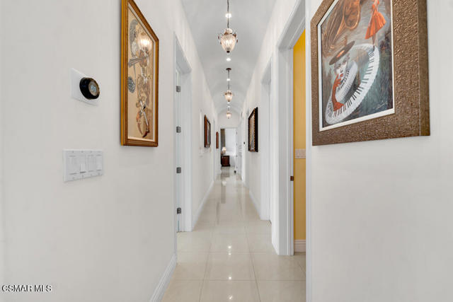 932 Rosario Drive, Thousand Oaks CA: https://media.crmls.org/mediaz/3cc6e0eb-d453-4e3e-90d1-42aaa2bc863a.jpg