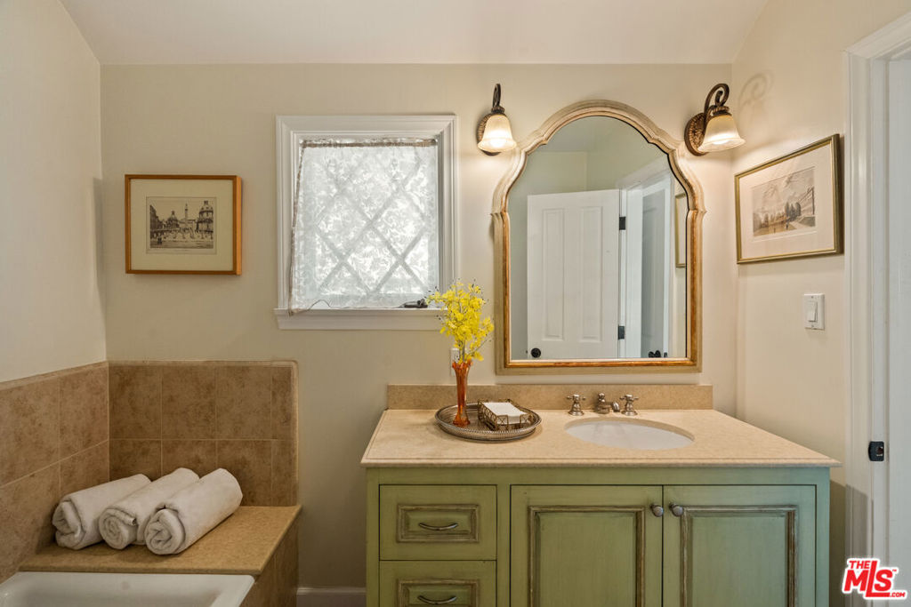 https://media.crmls.org/mediaz/3cc768fb-2e1a-4e7a-8f89-2c81695889bc.jpg?preset=X-Large