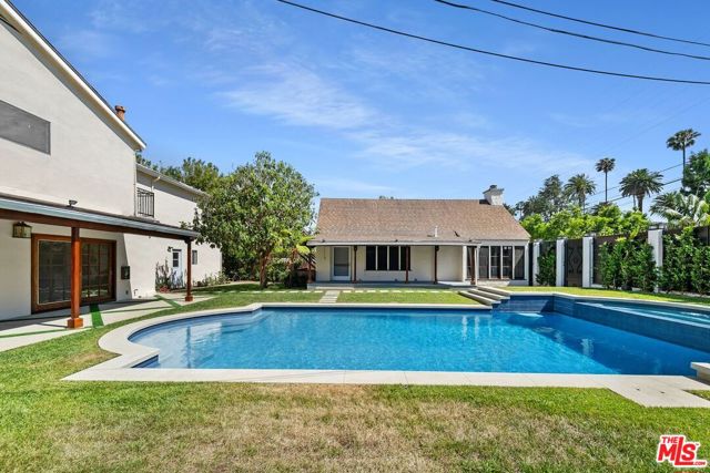 517 N Elm Drive, Beverly Hills CA: https://media.crmls.org/mediaz/3cc78c91-4e7f-409d-a0a2-c613008d6968.jpg