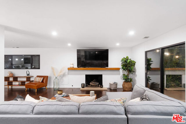 3235 Steven Drive, Encino CA: https://media.crmls.org/mediaz/3cc7a11f-465d-494c-abb9-7810336ccbb7.jpg