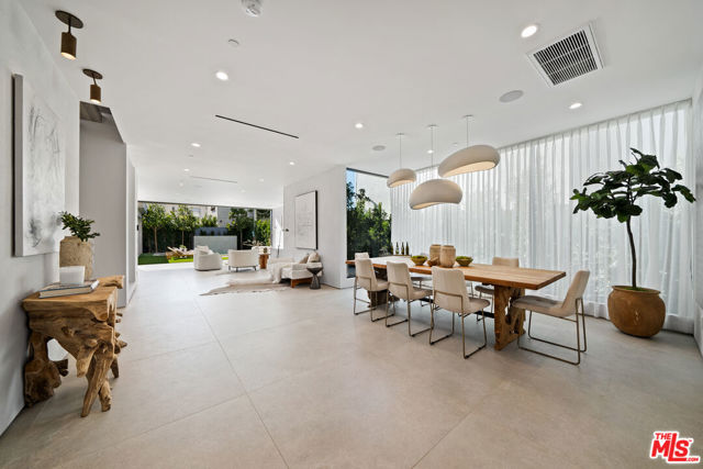 6660 Maryland Drive, Los Angeles CA: https://media.crmls.org/mediaz/3cc8b2be-61c9-4b2c-98f9-3fd8c299392d.jpg