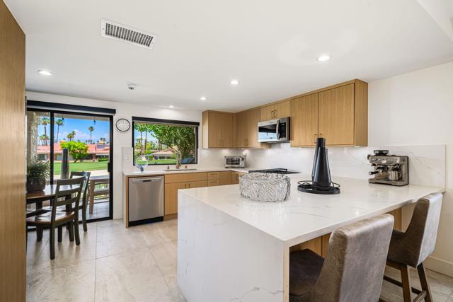99 Camino Arroyo Place, Palm Desert CA: https://media.crmls.org/mediaz/3cc95740-2e30-4052-8f22-ba0f755613f4.jpg
