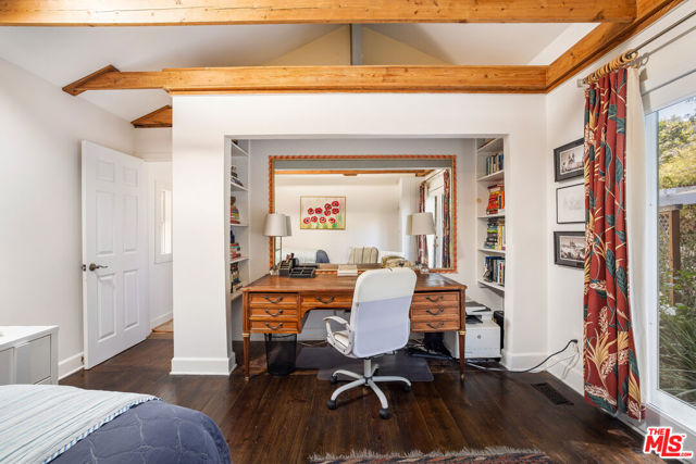 1647 N Beverly Glen Boulevard, Los Angeles CA: https://media.crmls.org/mediaz/3cc96c64-5005-4160-aab7-a2c78f56503c.jpg