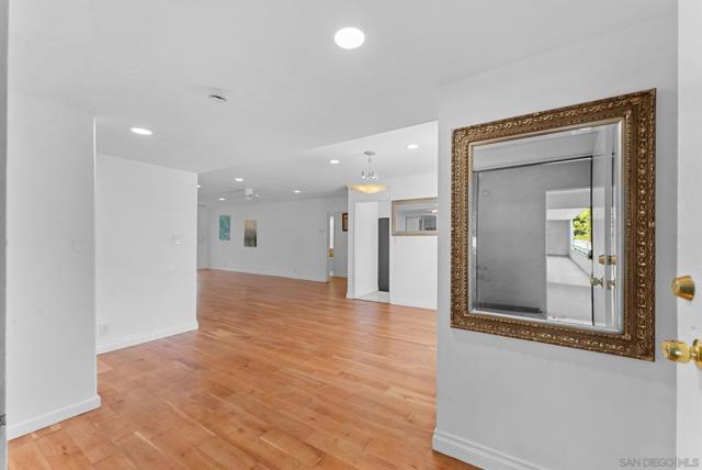2352 Torrey Pines Rd Unit 9, La Jolla CA: https://media.crmls.org/mediaz/3ccb2f3d-6c5c-4116-b1c8-71e4fd20ca40.jpg