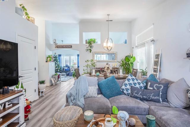 715 Bobcat Ln, Manteca CA: https://media.crmls.org/mediaz/3ccb6cda-c888-43d3-81fa-f43a85d62414.jpg