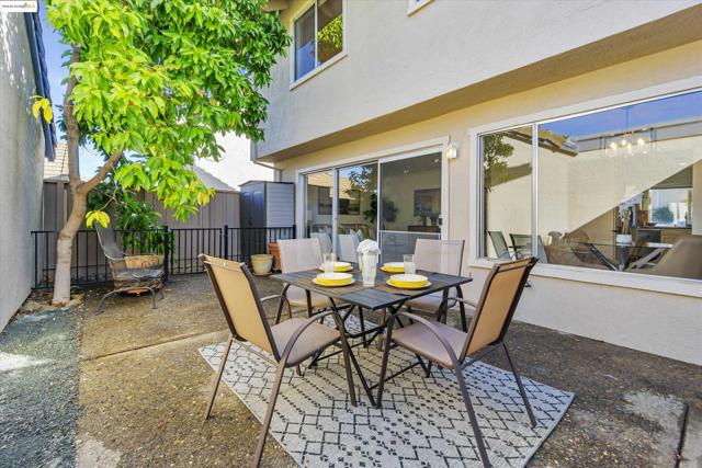 15 Long Creek Cir, Clayton CA: https://media.crmls.org/mediaz/3ccc1b04-87b1-46a4-88ad-40bb66a0fb84.jpg