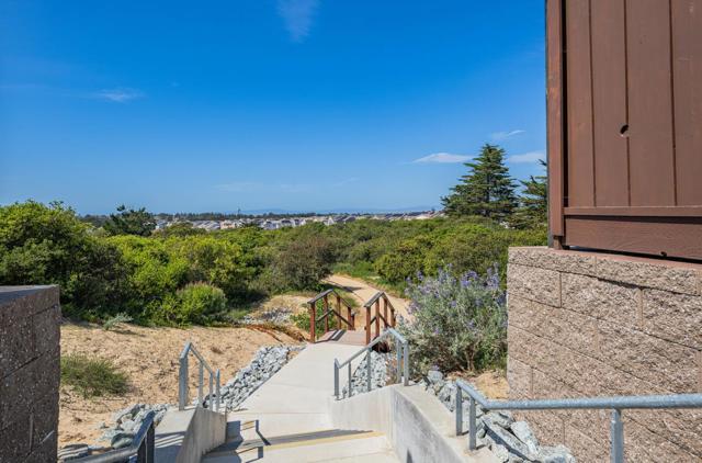 477 Marina Heights Drive, Marina CA: https://media.crmls.org/mediaz/3ccc244f-b0a4-414e-961e-dde060f46527.jpg