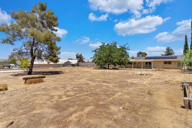 7592 Hanford Avenue, Yucca Valley CA: https://media.crmls.org/mediaz/3ccc3d64-96d4-4d9d-bca9-7e0b0c111893.jpg