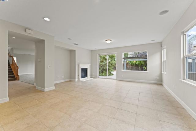 204 Daylily Ln, Patterson CA: https://media.crmls.org/mediaz/3cccffef-2902-4540-9598-df166cdf5462.jpg