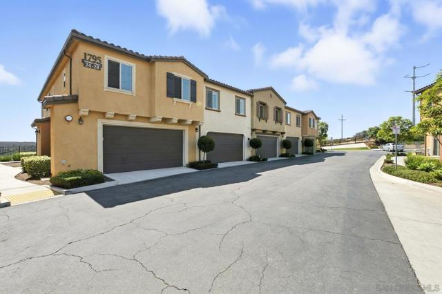 1795 Saltaire Pl Unit 27, San Diego CA: https://media.crmls.org/mediaz/3ccd9bbc-c529-4feb-b097-17ff9f63e6de.jpg