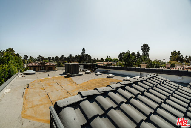 609 21st Place, Santa Monica CA: https://media.crmls.org/mediaz/3ccf09bb-6976-4ad4-9efe-a2aef7d06249.jpg
