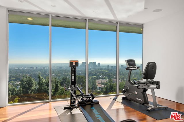 1290 Angelo Drive, Beverly Hills CA: https://media.crmls.org/mediaz/3ccf8ddc-590e-4b10-8511-b683dea801f2.jpg