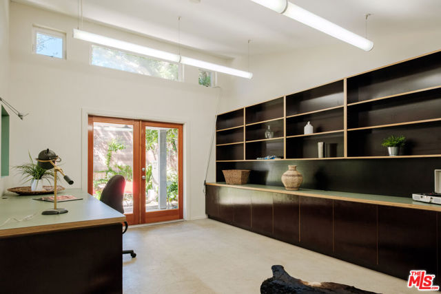 856 858 Coeur D Alene Avenue, Venice CA: https://media.crmls.org/mediaz/3cd0d638-0f0d-40a1-b15a-b0d4e12654ba.jpg