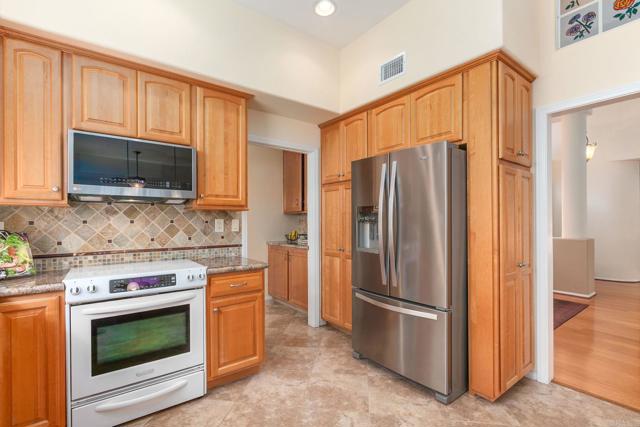 1911 La Subida Way, San Marcos CA: https://media.crmls.org/mediaz/3cd0e373-7f16-48da-b8d9-bec9a916bf29.jpg