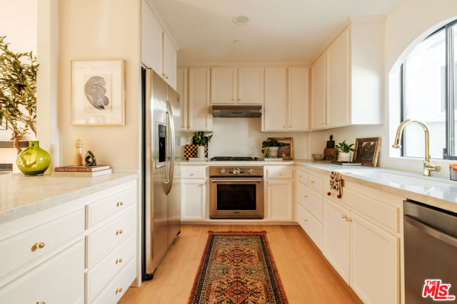 14322 Dickens Street, 2 photo 4