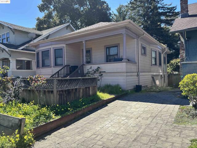 35 Randwick Ave, Oakland CA: https://media.crmls.org/mediaz/3cd14abb-7251-42e8-931d-101b93c5a8ec.jpg