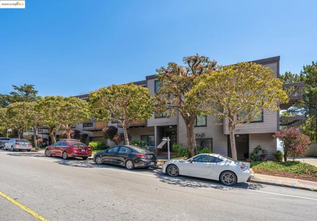 5177 Diamond Heights BLVD, San Francisco CA: https://media.crmls.org/mediaz/3cd154e6-73d8-4541-a926-3b13f3454c9e.jpg