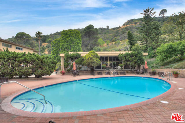 6752 Hillpark Drive, Los Angeles CA: https://media.crmls.org/mediaz/3cd19471-d3d3-48ec-bec0-50d09bdad8e5.jpg