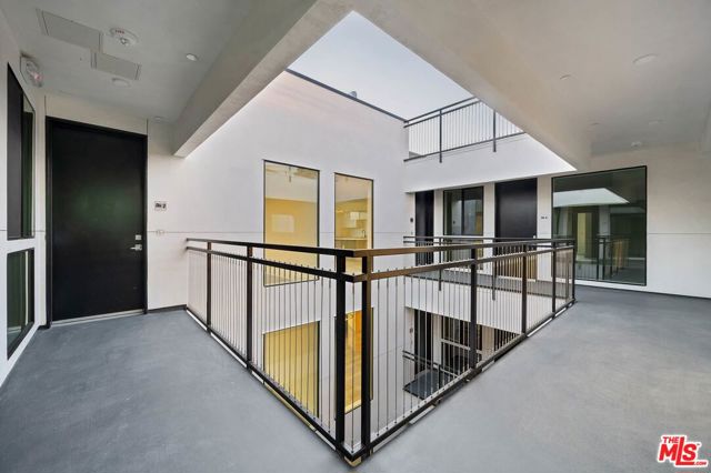 10947 HARTSOOK Street, North Hollywood CA: https://media.crmls.org/mediaz/3cd20817-2350-4e59-a91e-be4ff51a8406.jpg