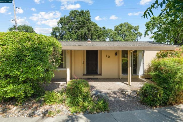 1201 Monument Blvd, Concord CA: https://media.crmls.org/mediaz/3cd3bdd4-7ec7-4fbe-94fa-5e3badbba758.jpg