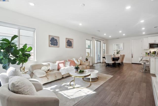 5623 Central Pkwy, Dublin CA: https://media.crmls.org/mediaz/3cd3e1bf-9651-4832-b0d6-dedf0a78e69c.jpg
