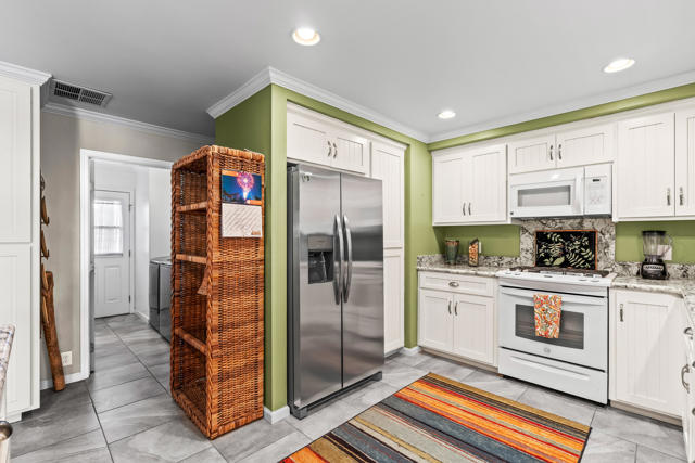 39231 Hidden Water Place, Palm Desert CA: https://media.crmls.org/mediaz/3cd53775-2806-4456-a523-cb9874e3ffff.jpg