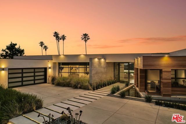 455 Castle Place, Beverly Hills CA: https://media.crmls.org/mediaz/3cd5a4a5-e7df-4f24-8789-6307b3d7b812.jpg
