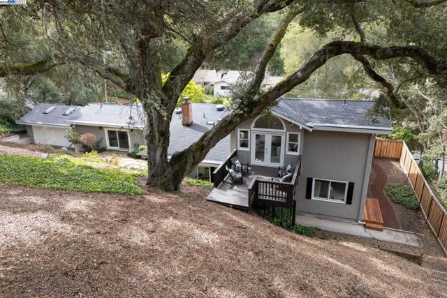 10 Easton Ct, Orinda CA: https://media.crmls.org/mediaz/3cd6daae-b2d8-4aea-a7a8-c2a853ca3ecd.jpg