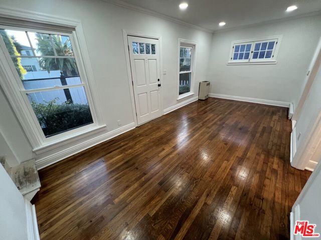 421 Grand Boulevard, Venice CA: https://media.crmls.org/mediaz/3cd7a4b6-7a1d-44ca-b76b-c9f4c2a77672.jpg