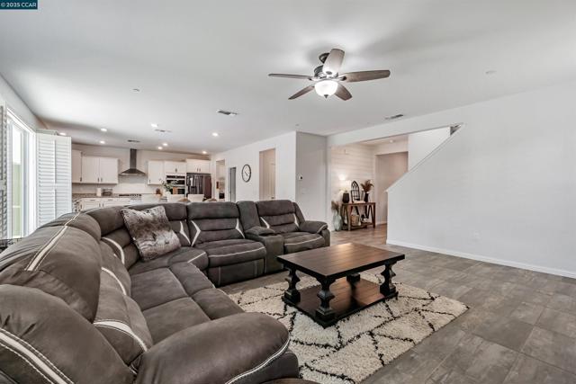 158 Wooley Creek Way, Brentwood CA: https://media.crmls.org/mediaz/3cd8ec52-281e-44eb-be71-5912eff38a66.jpg