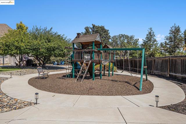 15 Madeira Ct, Oakley CA: https://media.crmls.org/mediaz/3cd8f890-1500-47a2-9a0b-a67fb8cfd43c.jpg