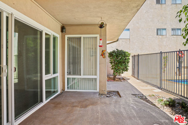 11860 Chandler Boulevard, Valley Village CA: https://media.crmls.org/mediaz/3cd91261-31c4-4993-9114-77b928b0f1ee.jpg