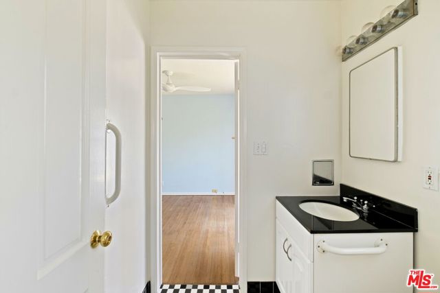 315 26th Street, Santa Monica CA: https://media.crmls.org/mediaz/3cd916b9-447d-49cf-b7ac-48bef9a753bb.jpg