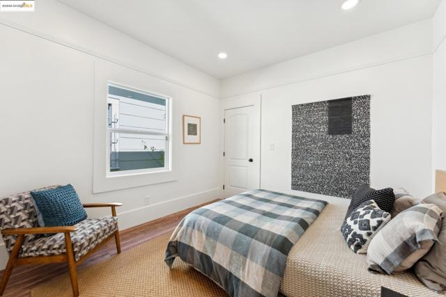 3716 Market St, Oakland CA: https://media.crmls.org/mediaz/3cd99f16-a241-4b6e-8fbd-9d730de94721.jpg
