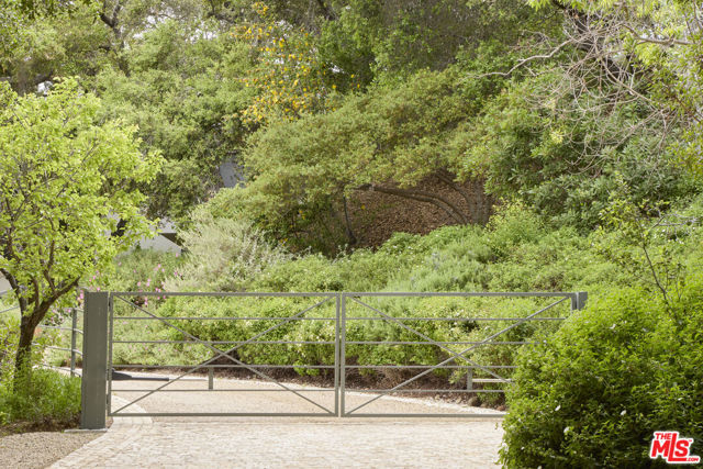 901 Crater Camp Drive, Calabasas CA: https://media.crmls.org/mediaz/3cdae061-fc63-4cd2-a27d-e42f789197ac.jpg