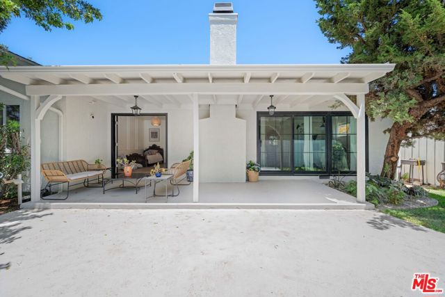 6827 Bianca Avenue, Lake Balboa CA: https://media.crmls.org/mediaz/3cdae6aa-2642-4612-b431-5343dc2868b3.jpg