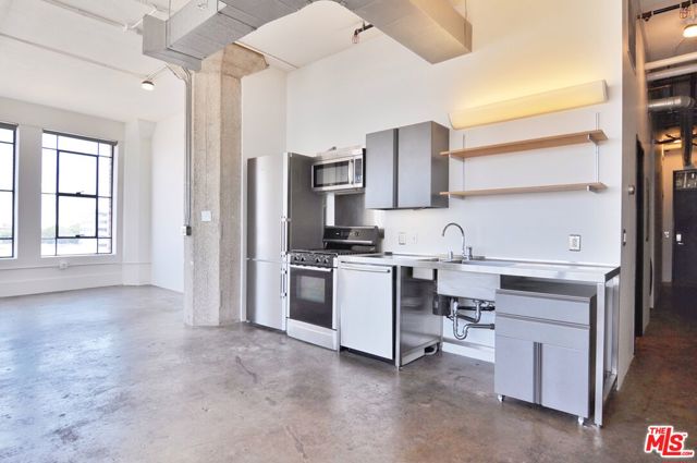 315 E 8th Street, Los Angeles CA: https://media.crmls.org/mediaz/3cdaed11-0d06-4622-bb67-76fa0afd303d.jpg