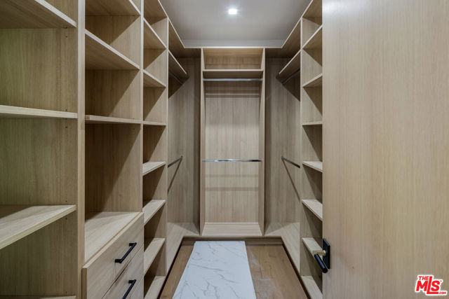 1530 N Beverly Drive, Beverly Hills CA: https://media.crmls.org/mediaz/3cdb2993-5c77-4183-901d-e7101e8d4295.jpg
