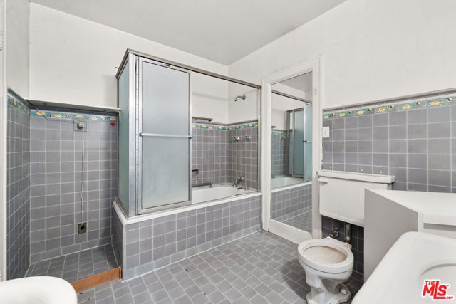443 S June Street, Los Angeles CA: https://media.crmls.org/mediaz/3cdb4cb8-e348-4cda-ab45-a22b7c964ac1.jpg