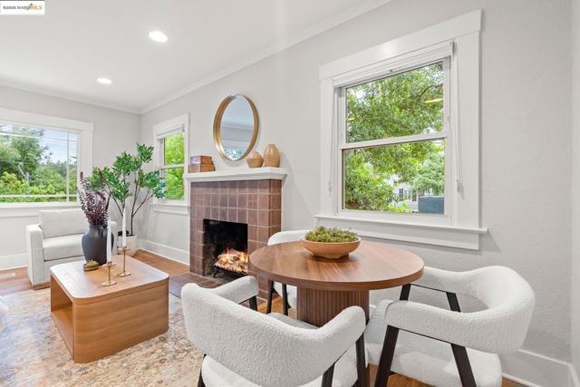 1006 Glendora Ave, Oakland CA: https://media.crmls.org/mediaz/3cdb679b-375f-46f6-8a79-bdcef57a1946.jpg