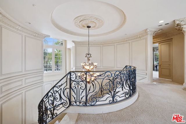 19016 Devonport Lane, Tarzana CA: https://media.crmls.org/mediaz/3cdb6e9e-d048-4a39-ad77-339e02a17719.jpg