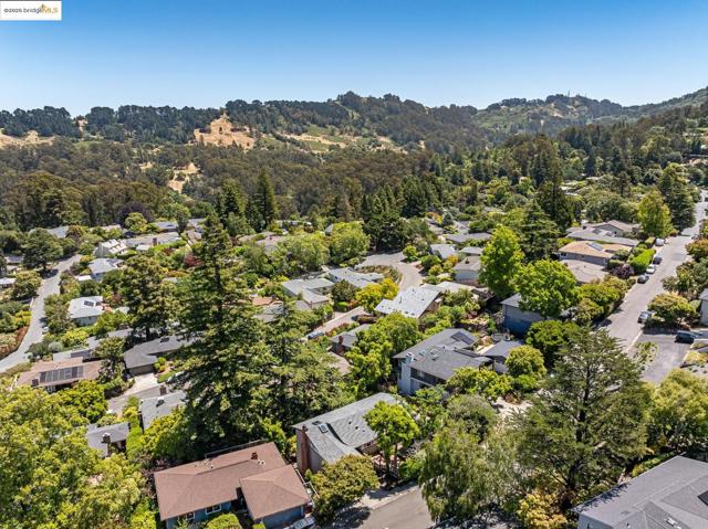 1023 Overlook Rd, Berkeley CA: https://media.crmls.org/mediaz/3cdccd07-55f8-4506-a4a2-c174df73f0bf.jpg