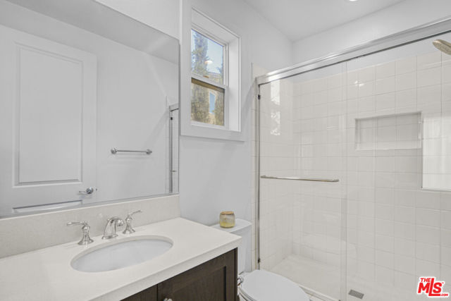 12333 N Finch Court, Porter Ranch CA: https://media.crmls.org/mediaz/3cdce203-c97c-42e3-9cd9-790171ad1355.jpg