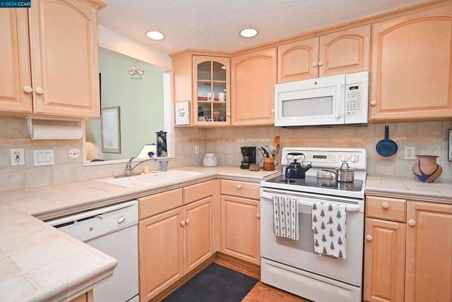 2748 Tice Creek Dr, Walnut Creek CA: https://media.crmls.org/mediaz/3cdde1bb-4bf9-4b53-a21d-37059c00cca6.jpg