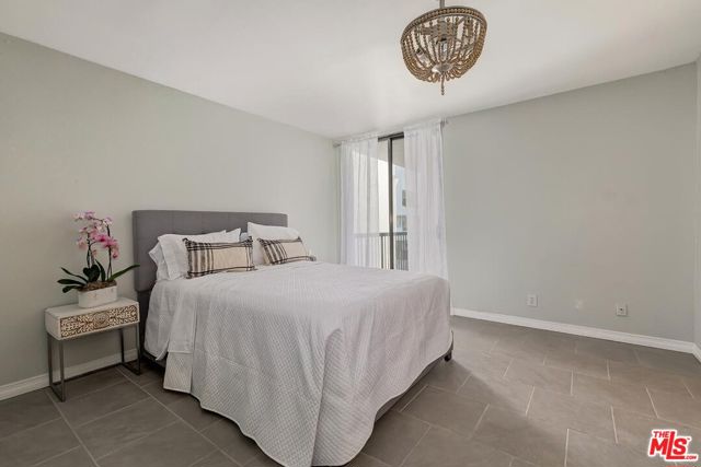 906 N Doheny Drive, West Hollywood CA: https://media.crmls.org/mediaz/3cdde628-0350-4f9b-8dab-b6b3fb456dba.jpg