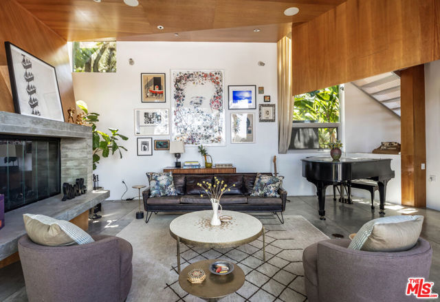 3813 Ronda Vista Place, Los Angeles CA: https://media.crmls.org/mediaz/3cdf28e6-475e-44f6-9487-93f037d23aa6.jpg