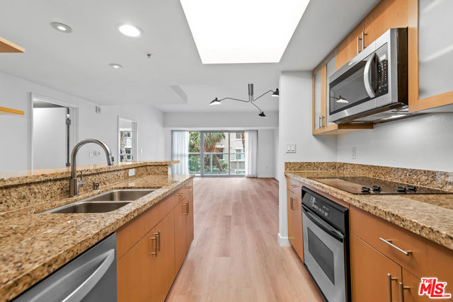 13700 MARINA POINTE Drive, Marina del Rey CA: https://media.crmls.org/mediaz/3ce13298-a808-435b-87ad-d7b99b894e2a.jpg