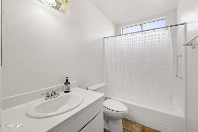 4260 Dalewood Circle, Newbury Park CA: https://media.crmls.org/mediaz/3ce23582-d1ac-4323-8b79-aea25dc2907b.jpg