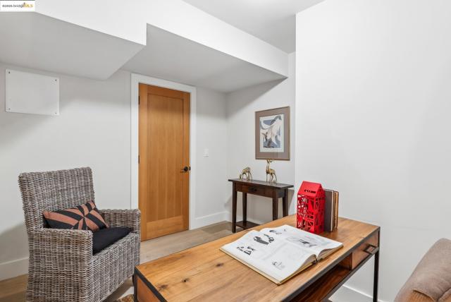 4428 Howe St, Oakland CA: https://media.crmls.org/mediaz/3ce267ee-9076-4345-baa0-be366dcd3c7e.jpg