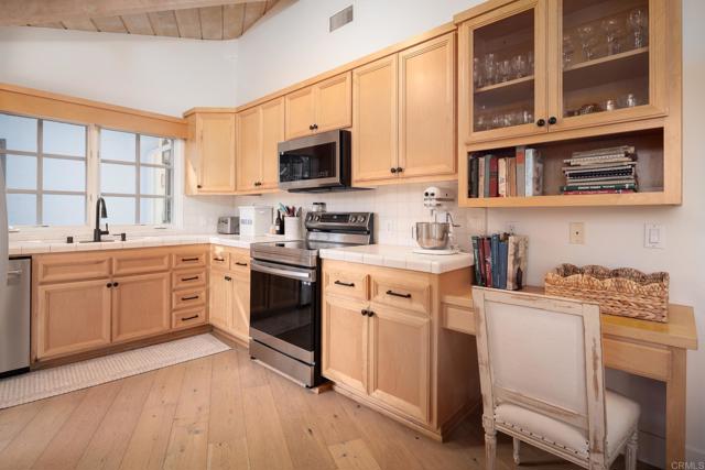 15807 Puerta Del Sol, Rancho Santa Fe CA: https://media.crmls.org/mediaz/3ce4ae7a-3638-4d3c-8b79-b873c306e6a9.jpg